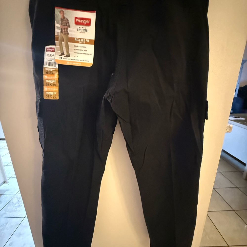 Men's Wrangler Relaxed Black Cargo Pants (36x30) - Picture 2 of 9